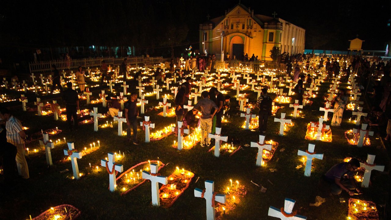Sumber gambar: http://www.photoburst.net/travel-photography/2013/11/all-souls-day-dhaka-bangladesh-canon-eos-5d-mark-ii-ef24-105mm-usm-saud-a-faisal/#.VE-bb_mUcYE